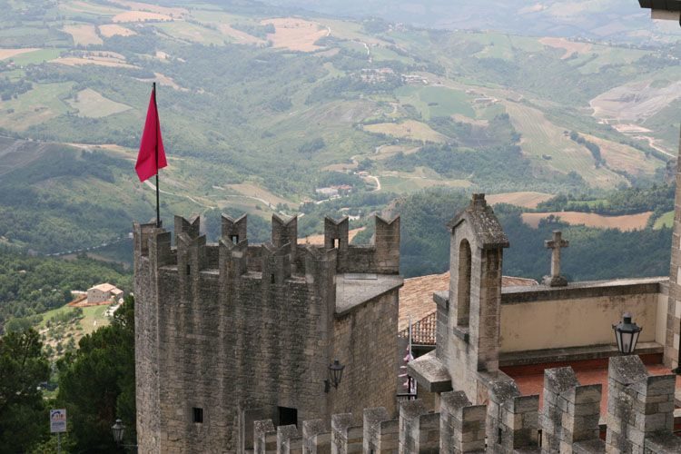 BRÈVE PRÉSENTATION DE LA RÉPUBLIQUE DE SAINT-MARIN